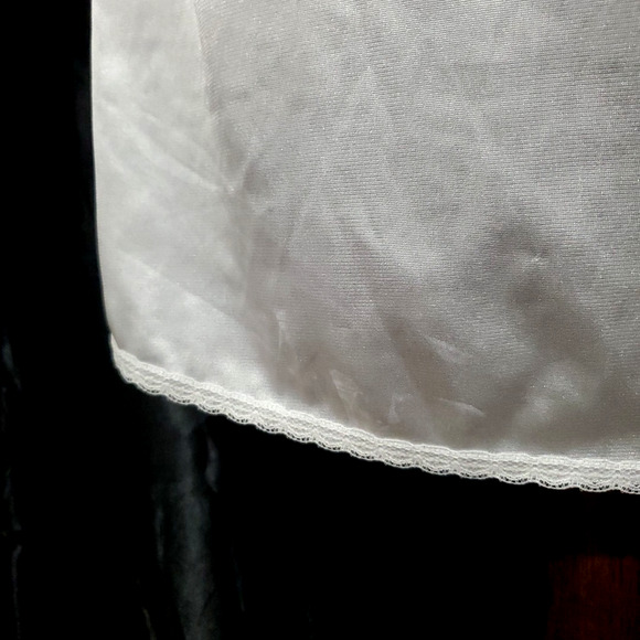 Vintage VASSARETTE Half Slip Skirt WHITE SATIN NYLON Lingerie WOMEN'S SMALL 20" - Picture 3 of 8